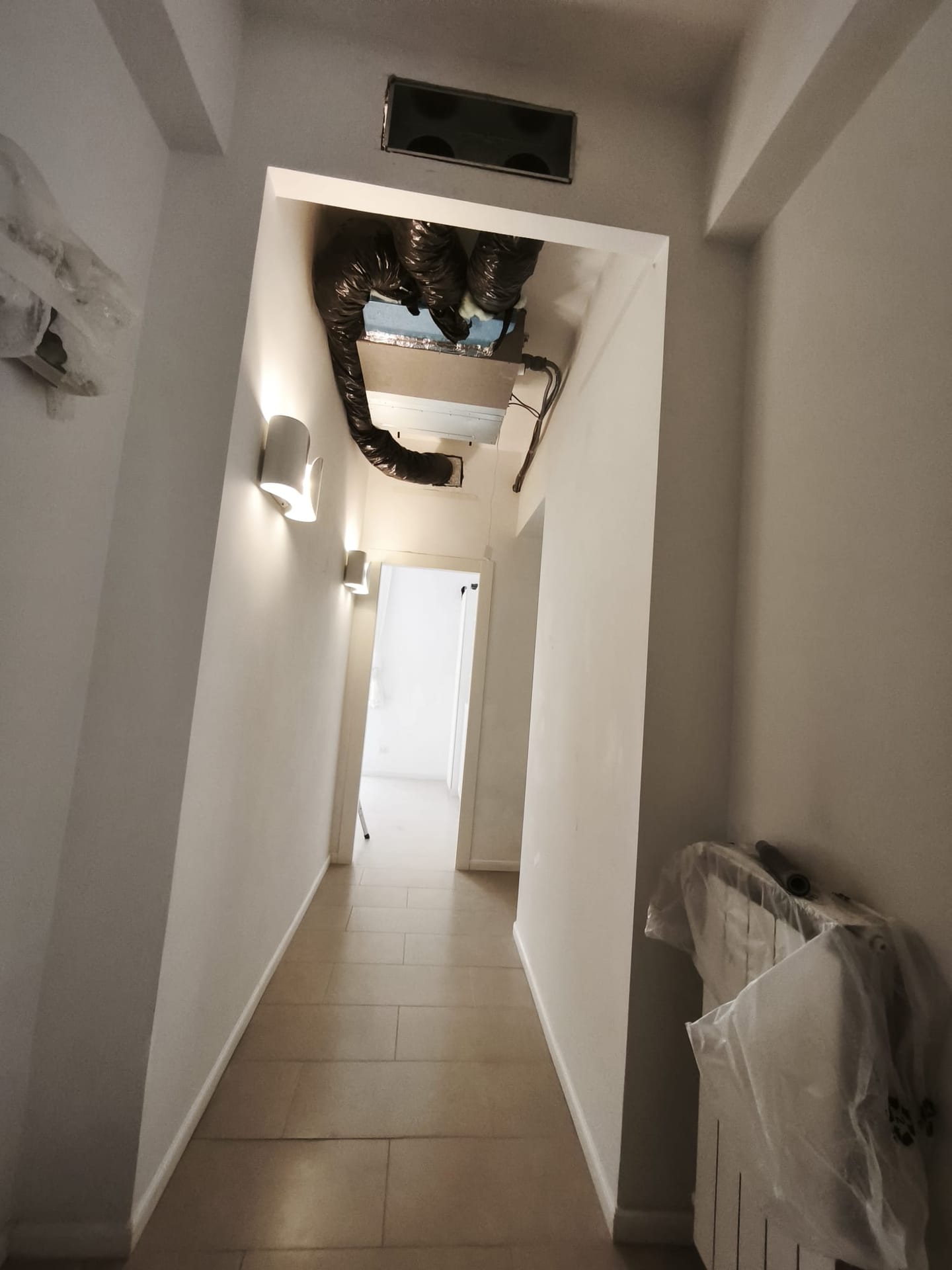 preparazione fissaggio split con plenum di mandata e bocchetta di uscita